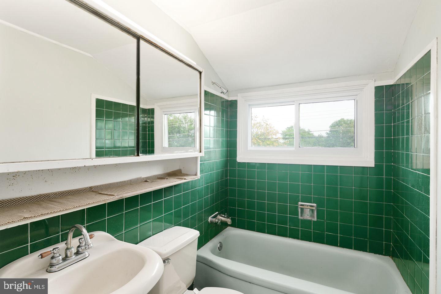 80 Queen Lily Road Levittown, PA 19057 - Photo 20 of 28 2nd Floor Bathroom