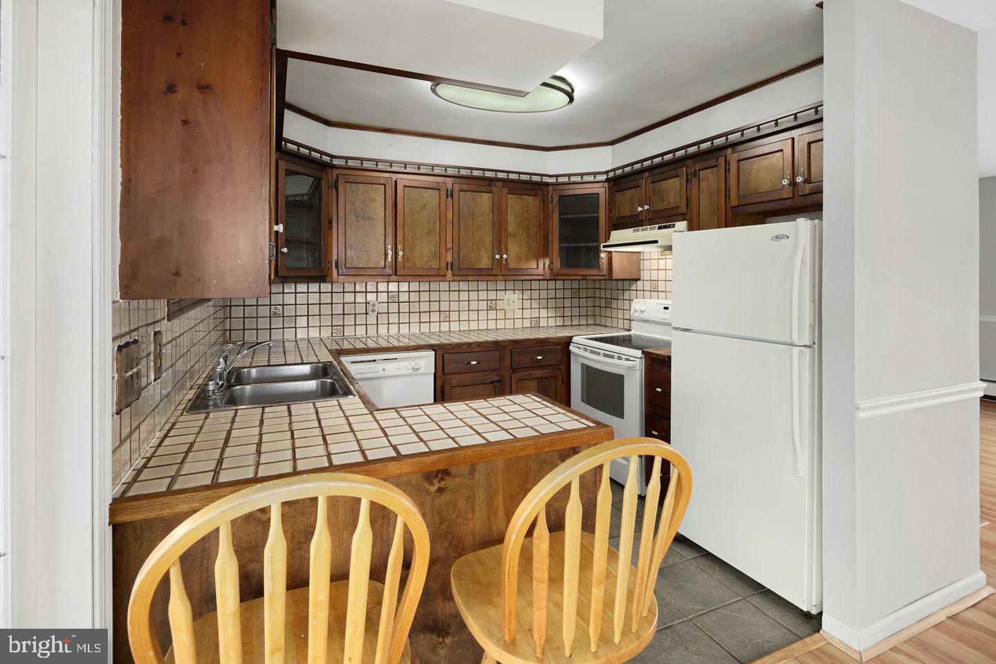 80 Queen Lily Road Levittown, PA 19057 - Photo 7 of 28 Kitchen