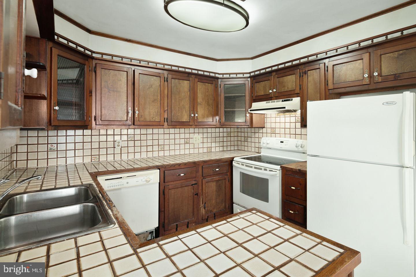 80 Queen Lily Road Levittown, PA 19057 - Photo 8 of 28 Kitchen