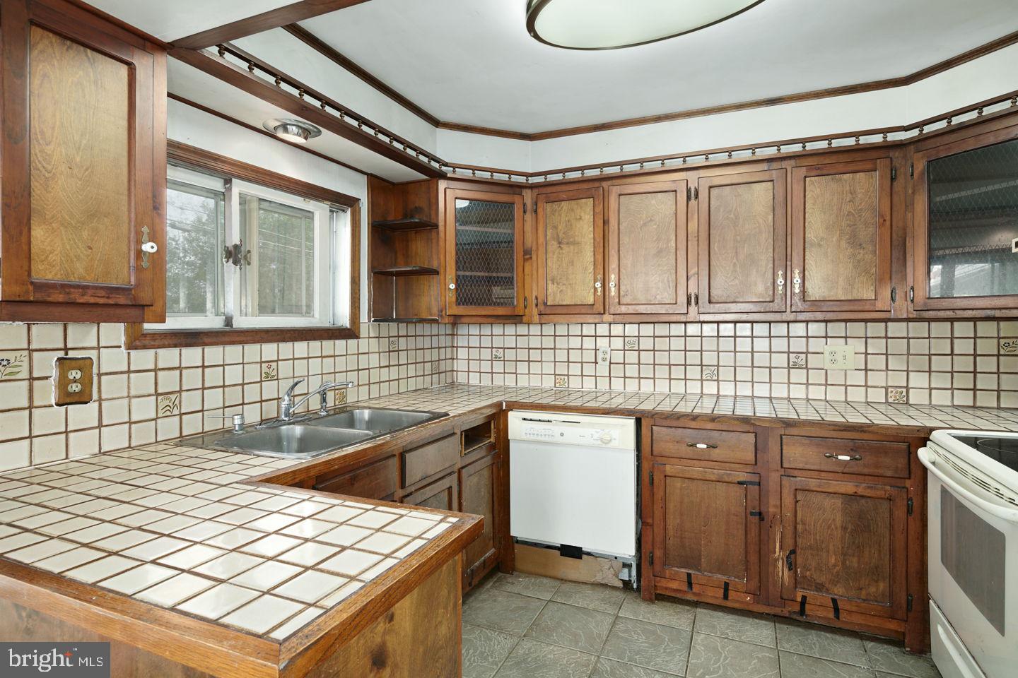80 Queen Lily Road Levittown, PA 19057 - Photo 9 of 28 Kitchen