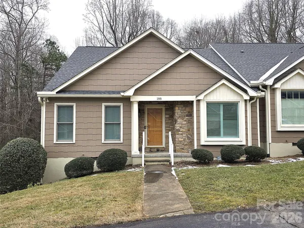 a view of a house with backyard