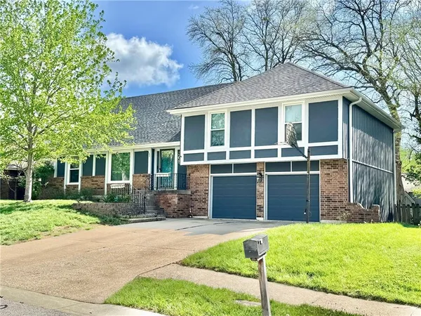 $280,000 | 309 Northeast Country Lane, Lee's Summit, MO 64086