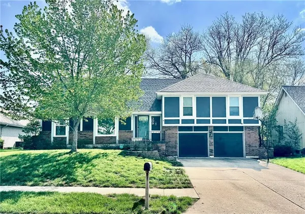 $280,000 | 309 Northeast Country Lane, Lee's Summit, MO 64086