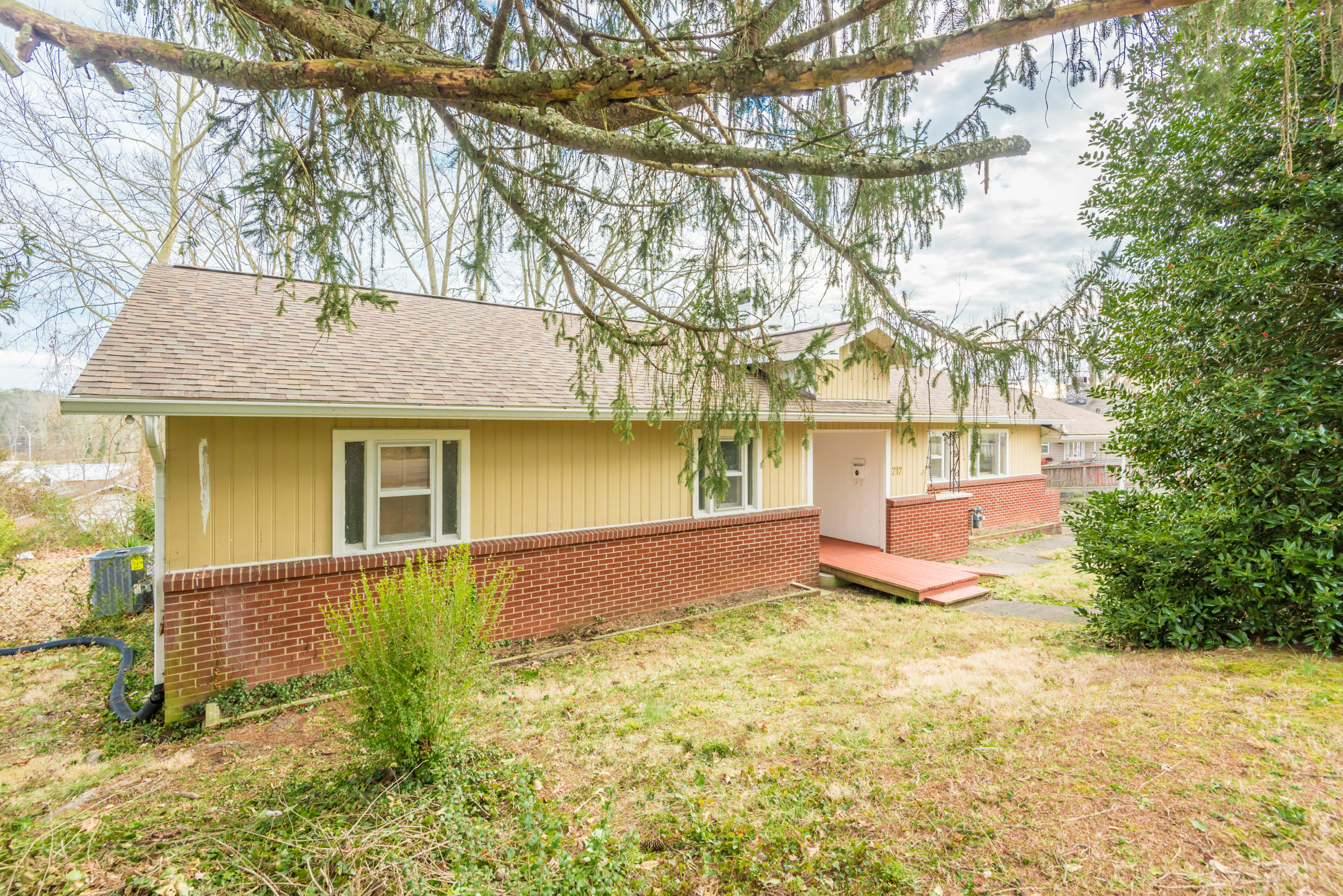 212 East Tennessee Avenue Oak Ridge, TN 37830 - Photo 3 of 24 212ETennesseeAve-3