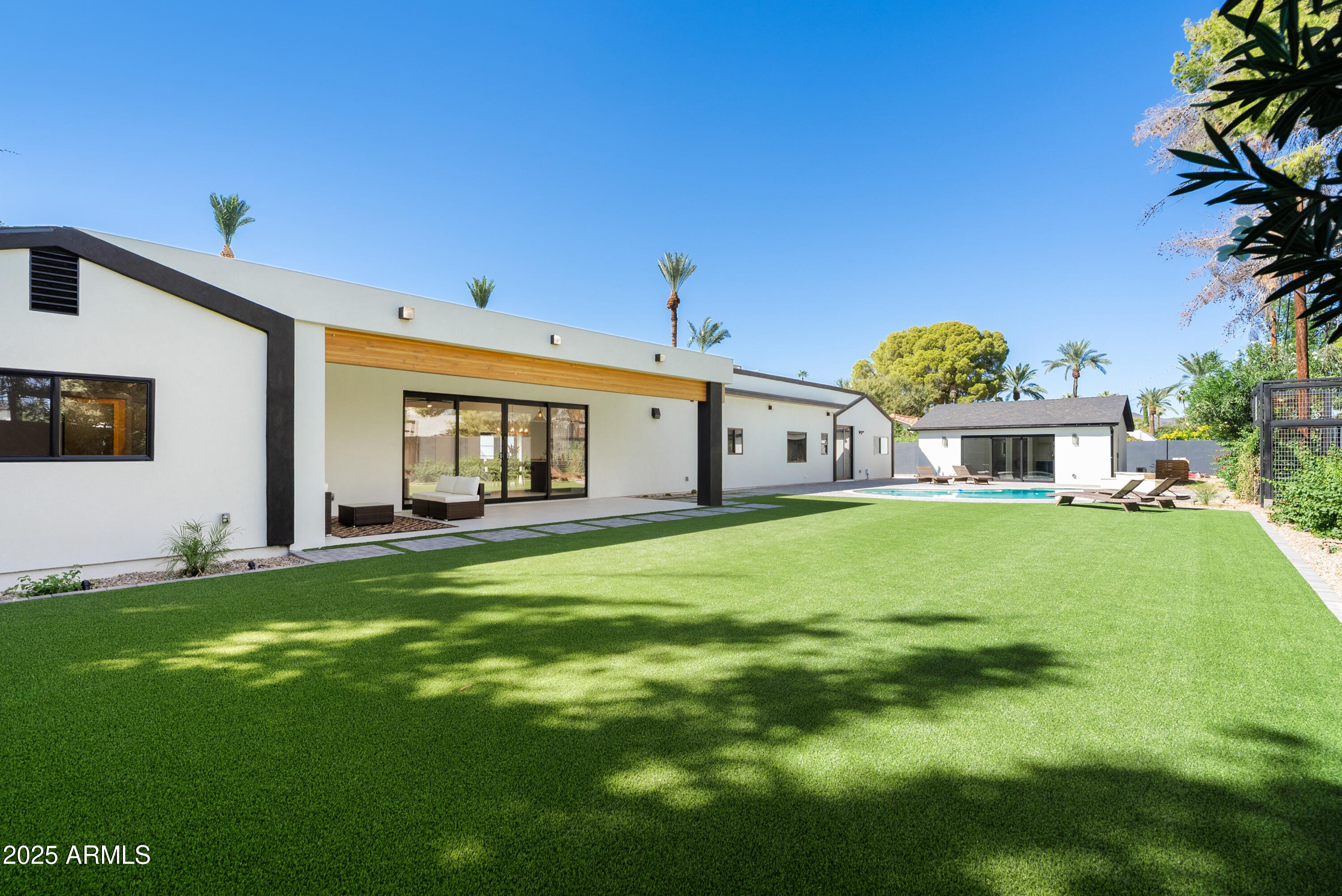 7717 North 7th Avenue Phoenix, AZ 85021 - Photo 21 of 26 a front view of a house with a garden