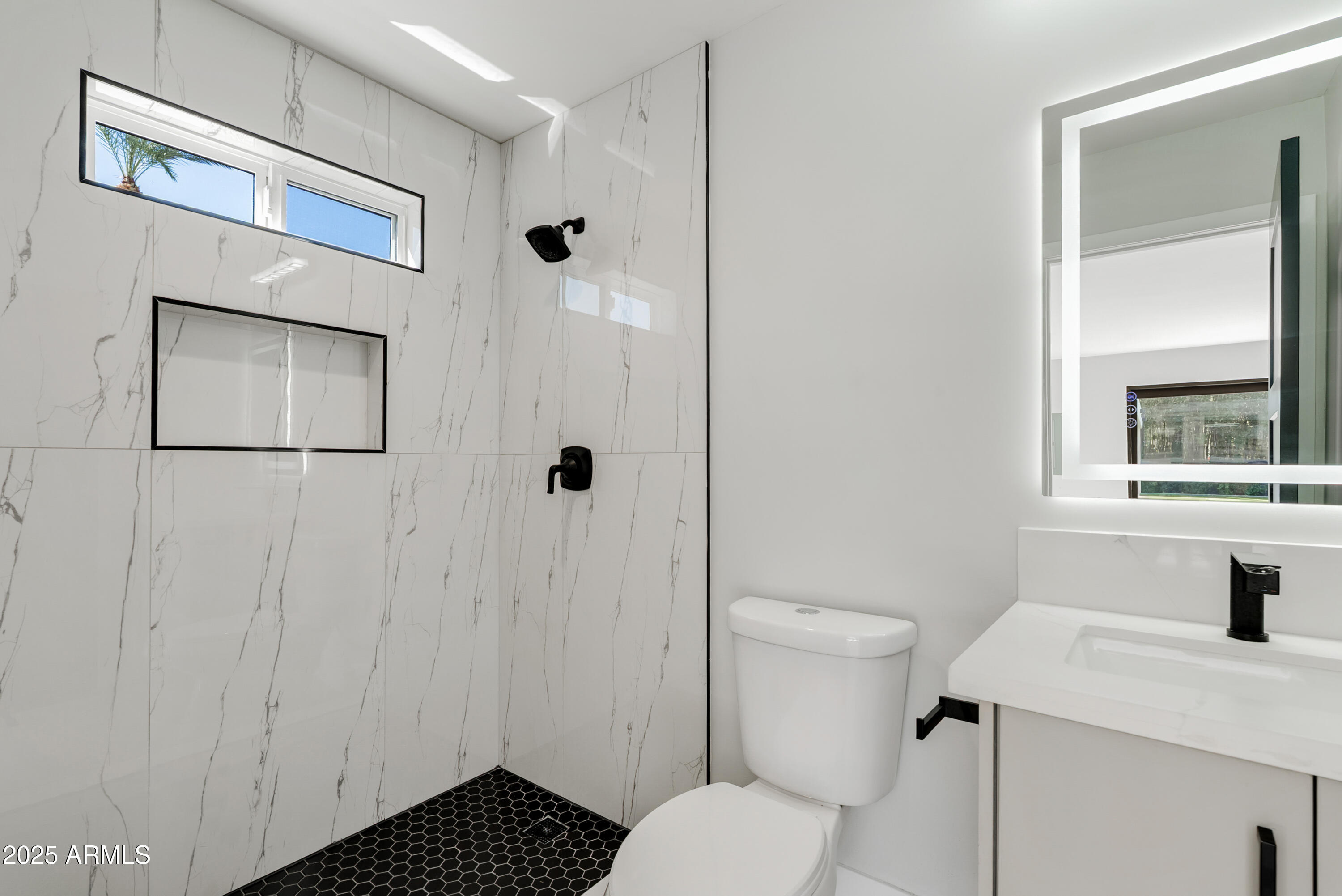 7717 North 7th Avenue Phoenix, AZ 85021 - Photo 25 of 26 a bathroom with a sink toilet and shower