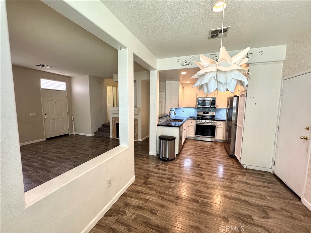 25554 Schubert Circle Stevenson Ranch, CA 91381 - Photo 5 of 18