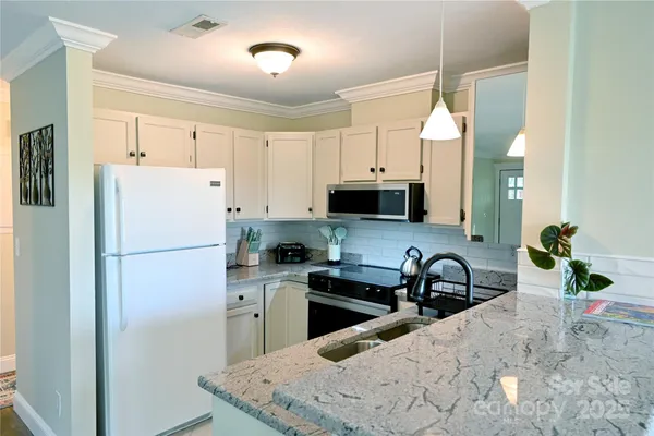 $525,000 | 501 Fairway Drive, Hendersonville, NC 28739