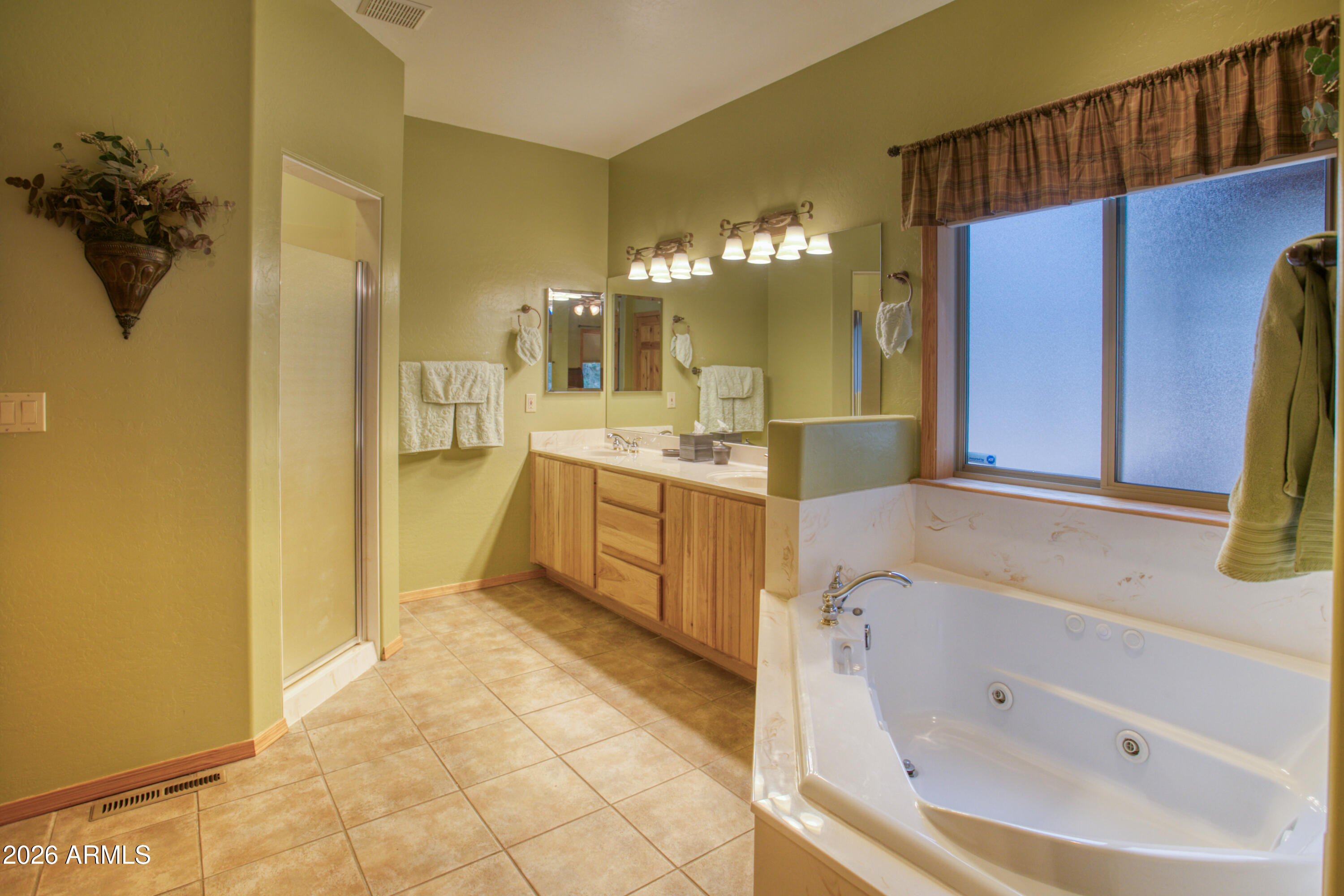 826 Pine Creek Circle Lakeside, AZ 85929 - Photo 18 of 68 a bathroom with a tub sink and mirror