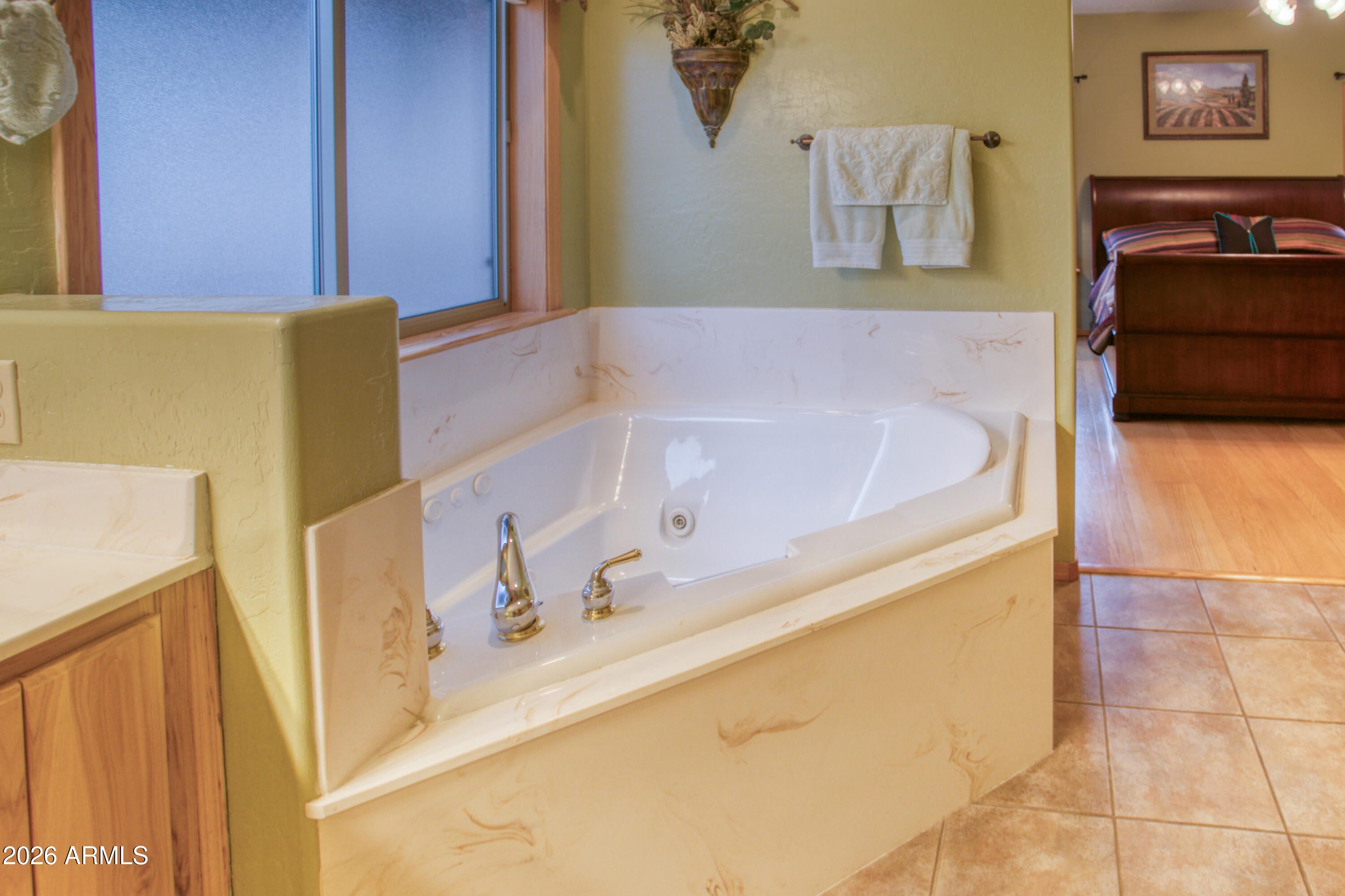826 Pine Creek Circle Lakeside, AZ 85929 - Photo 19 of 68 a bathroom with a bathtub and a sink