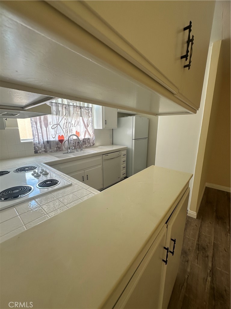 5429 Newcastle Avenue, Unit 206 Encino, CA 91316 - Photo 15 of 18