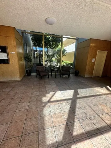 $2,600 | 5429 Newcastle Avenue, Unit 206, Encino, CA 91316