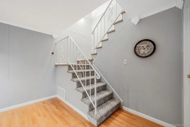 a view of entryway with a front door