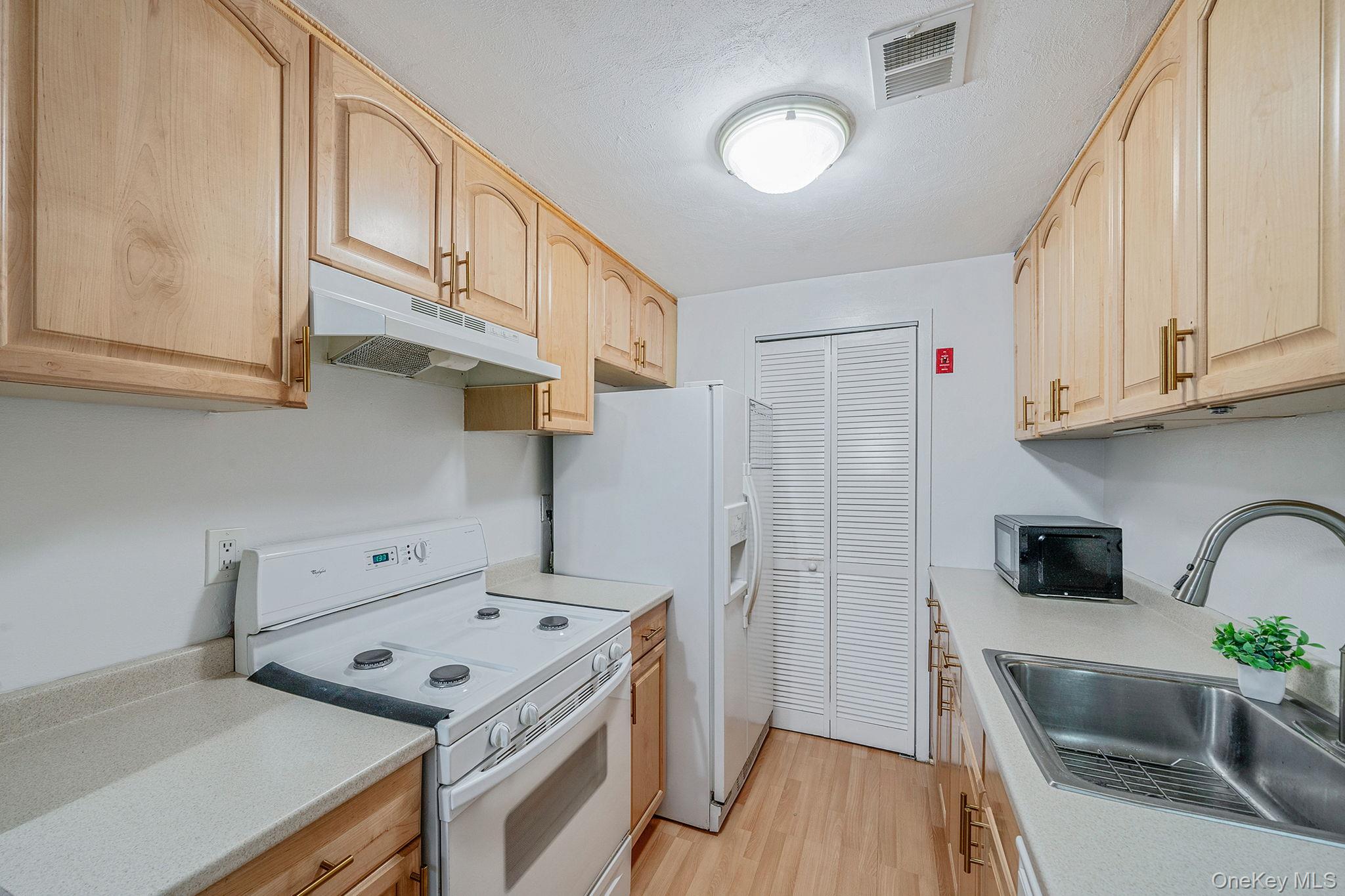 202 Birchwood Road Medford, NY 11763 - Photo 10 of 40