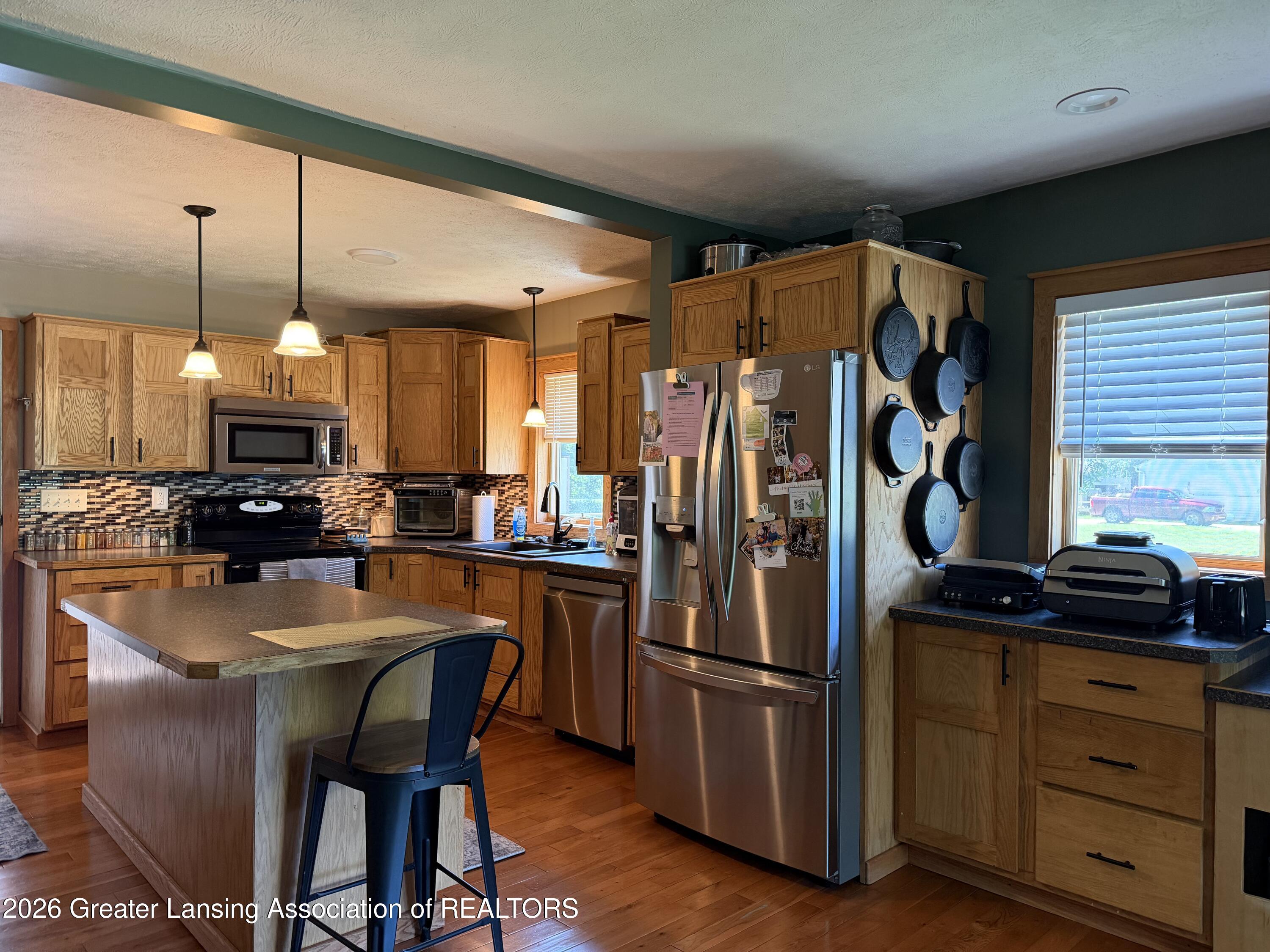 5429 South Waverly Road Lansing, MI 48911 - Photo 5 of 39 IMG_1371