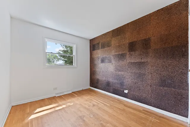 $331,000 | 381 North 4th Avenue, Unit B, Des Plaines, IL 60016