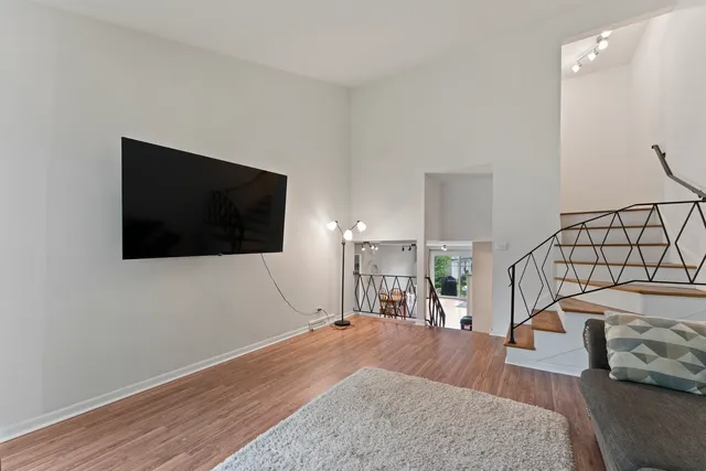 $331,000 | 381 North 4th Avenue, Unit B, Des Plaines, IL 60016