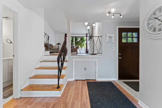 $331,000 | 381 North 4th Avenue, Unit B, Des Plaines, IL 60016