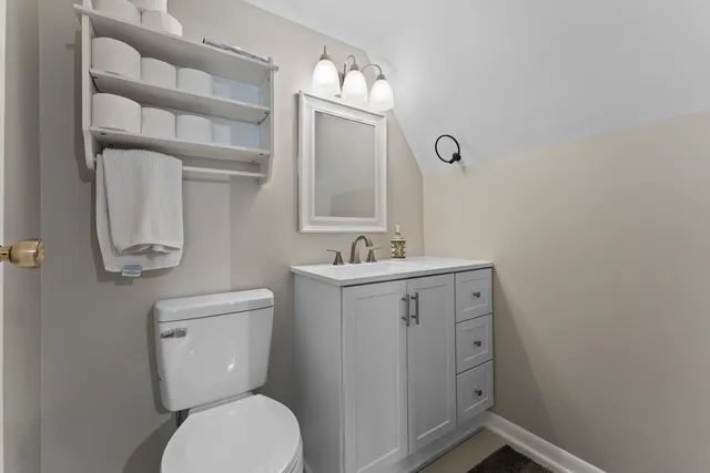 $331,000 | 381 North 4th Avenue, Unit B, Des Plaines, IL 60016