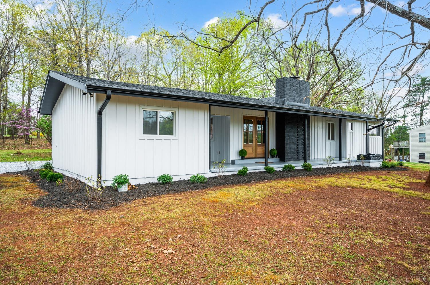 1761 Old Farm Road Lynchburg, VA 24503 - Photo 49 of 60 a backyard of a house with table and chairs under an umbrella