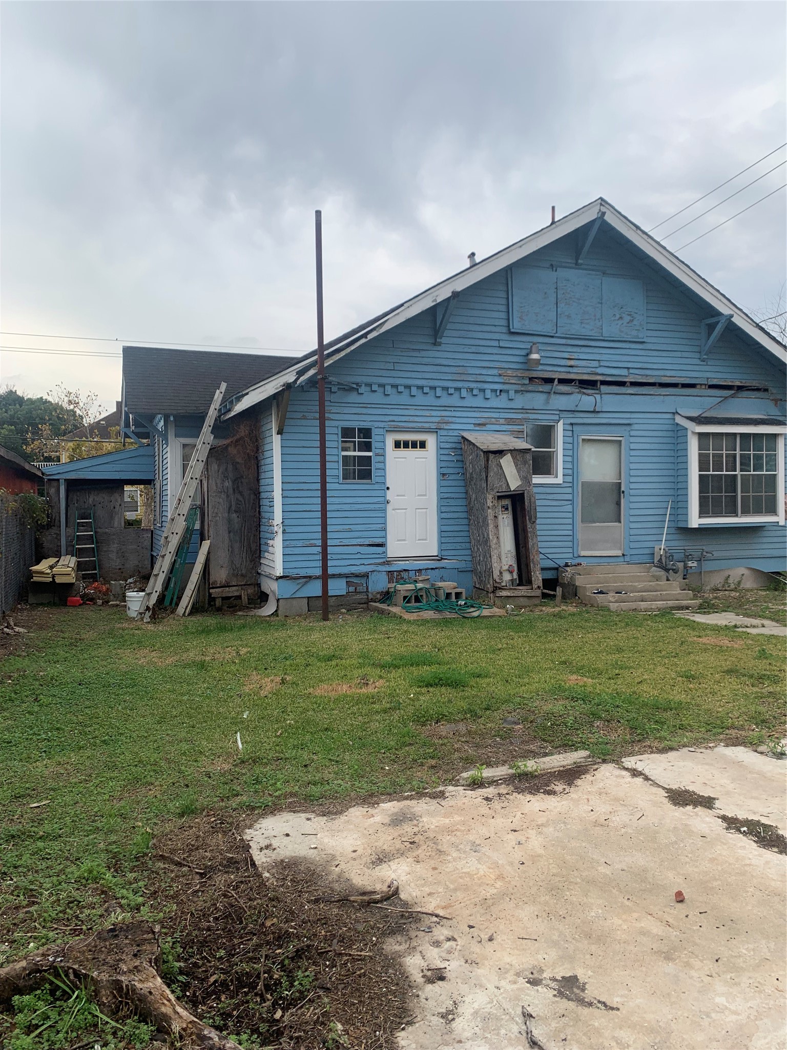 5001 Sherman Street Houston, TX 77011 - Photo 4 of 23 a front view of a house with a garden