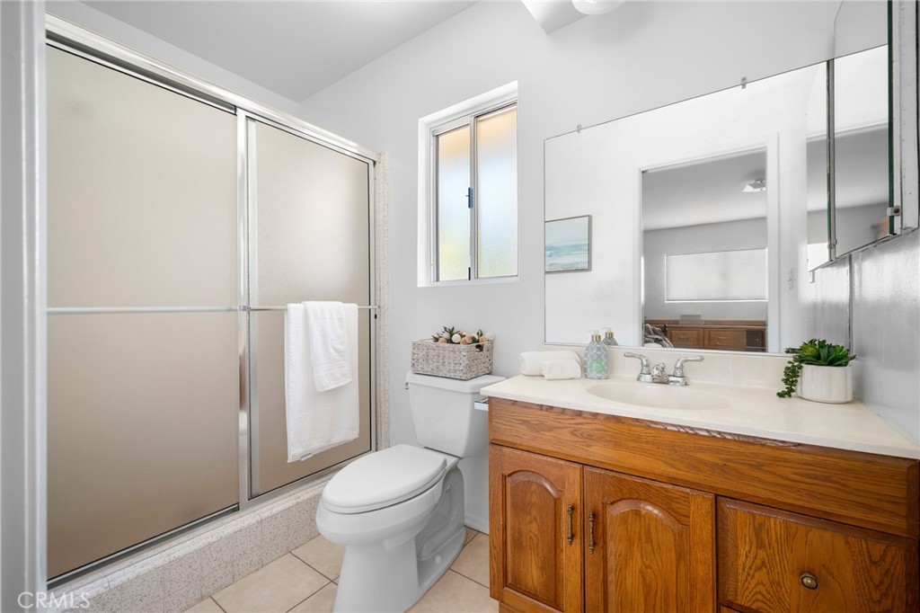 3404 Markridge Road La Crescenta, CA 91214 - Photo 24 of 67 Downstairs ensuite, with walk in shower