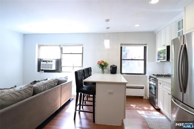 $1,850 | 3071 Edwin Avenue, Unit 1B, Fort Lee, NJ 07024