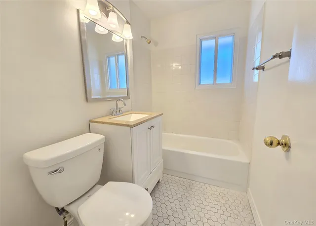 $269,000 | 265 Edmunton Drive, Unit I 12, North Babylon, NY 11703