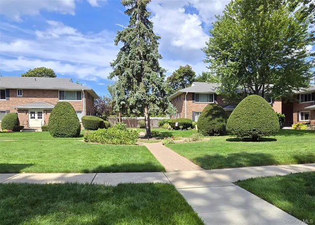 $269,000 | 265 Edmunton Drive, Unit I 12, North Babylon, NY 11703