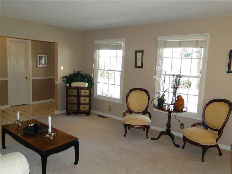20 McBride Road Canonsburg, PA 15317 - Photo 6 of 25 Living Room.