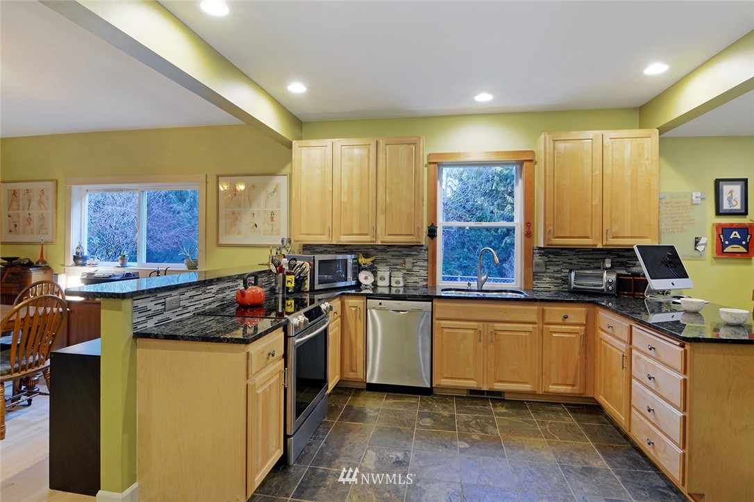 5637 Northeast Foster Road Bainbridge Island, WA 98110 - Photo 6 of 25 Gallery Image 6