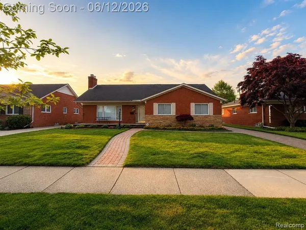 $498,900 | 20085 Wedgewood Drive, Grosse Pointe Woods, MI 48236