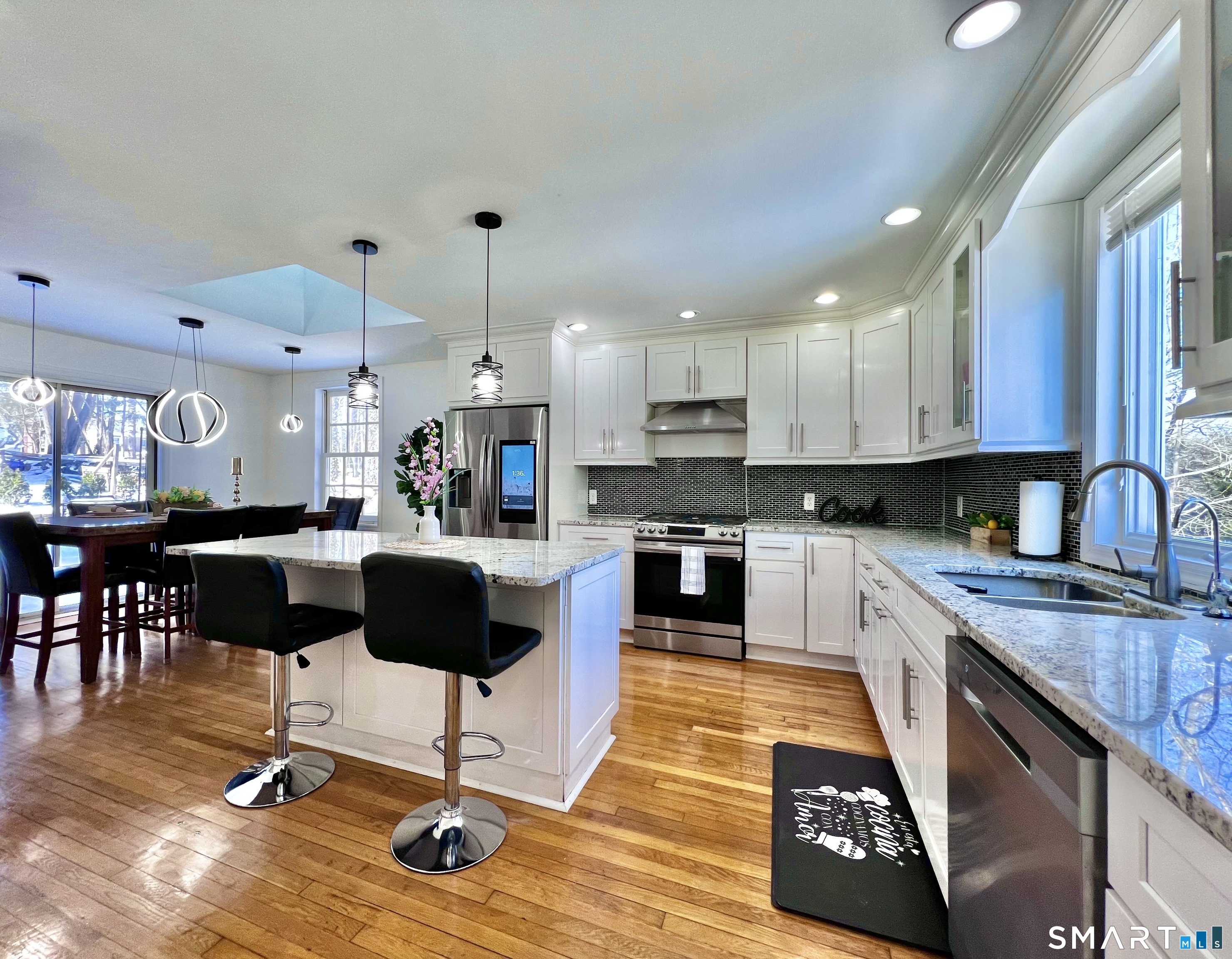 38 Woods End Road Stamford, CT 06905 - Photo 5 of 30