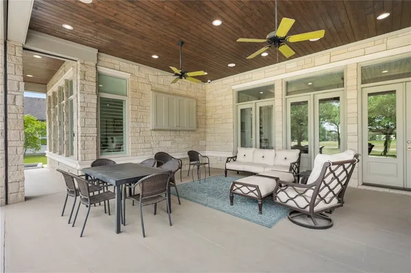 a view of livingroom with furniture