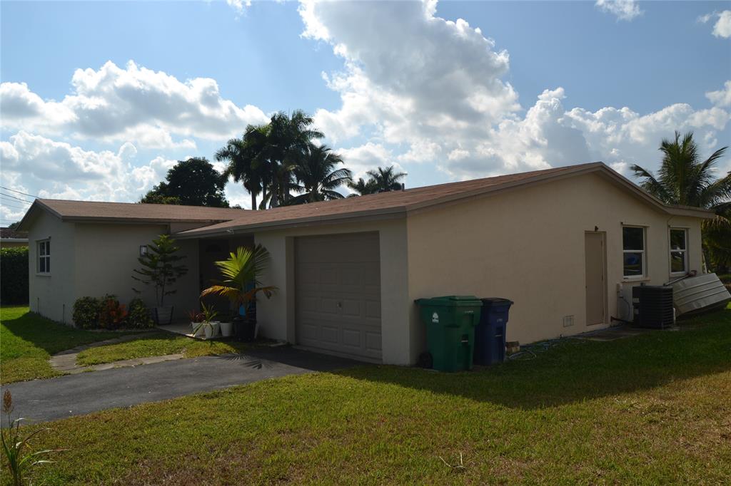 5241 Southwest 89th Avenue Cooper City, FL 33328 - Photo 7 of 28 a view of a yard in front of a house