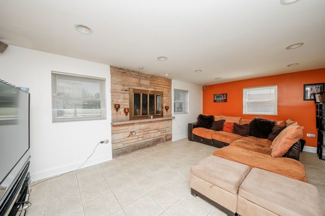 530 Rose Avenue Addison, IL 60101 - Photo 6 of 16 Gallery Image 6