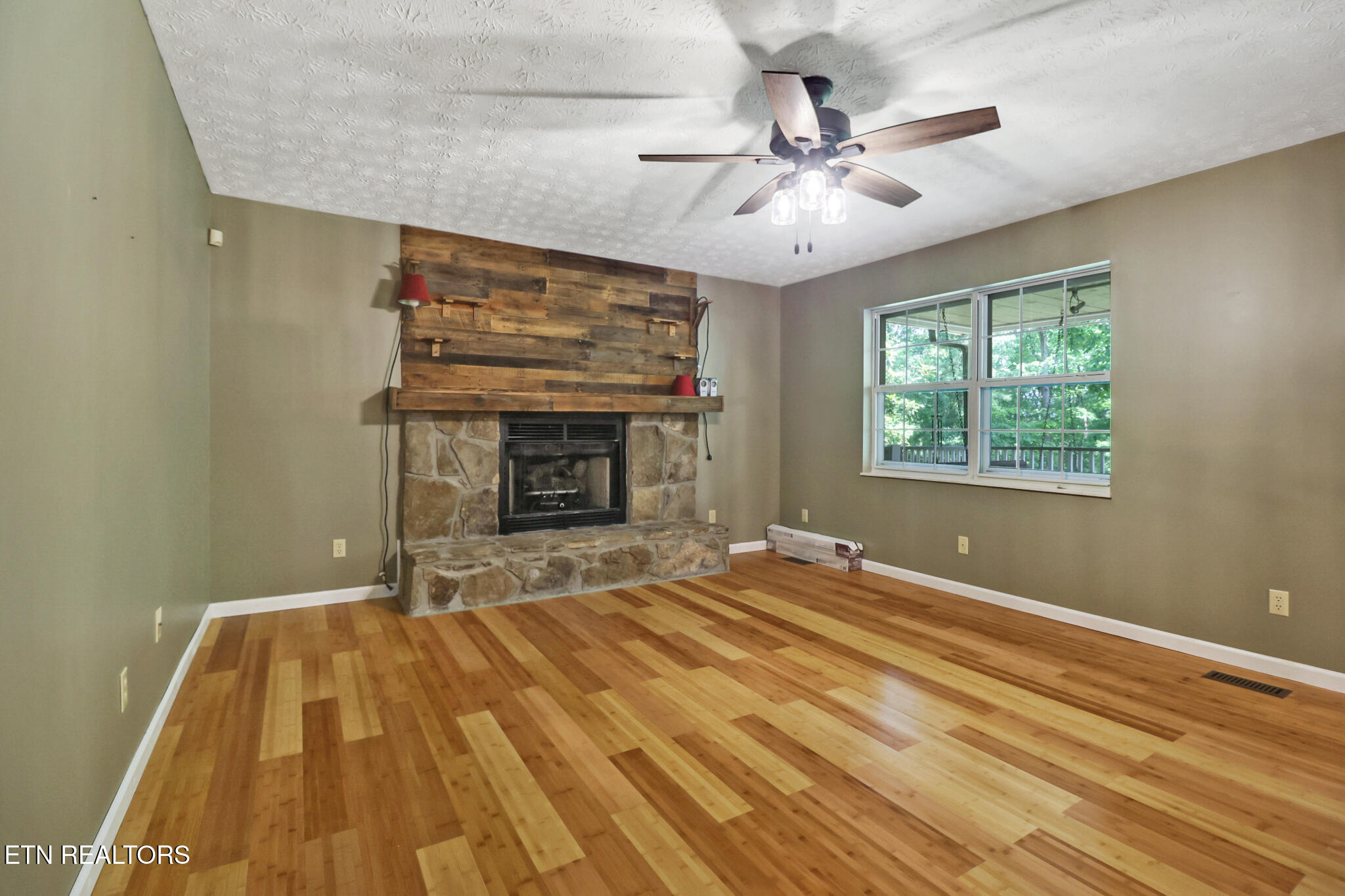 986 Post Oak Valley Road Rockwood, TN 37854 - Photo 5 of 45 living room