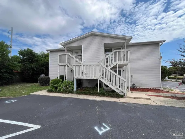 $1,275 | 3208 Redwood Lane, Unit E, Gulf Breeze, FL 32563