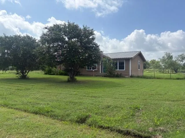 a view of a house with backyard and garden