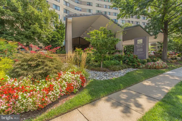 $1,725 | 1200 North Nash Street, Unit 202, Arlington, VA 22209
