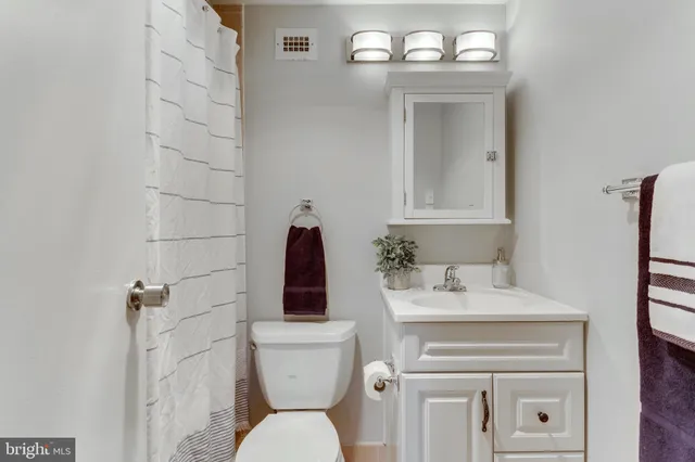 $1,725 | 1200 North Nash Street, Unit 202, Arlington, VA 22209