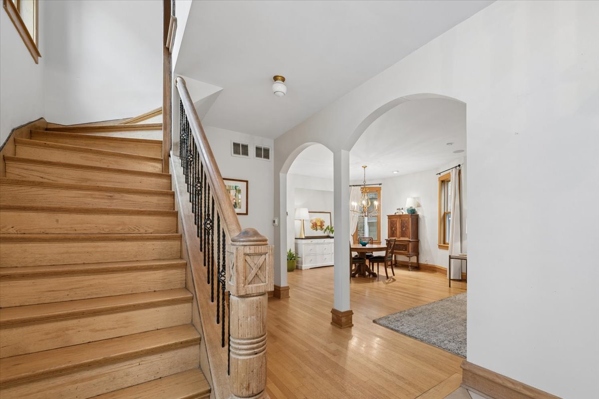 4237 North Wolcott Avenue Chicago, IL 60613 - Photo 5 of 38