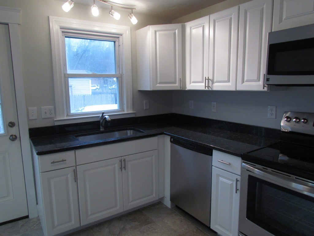 6 Tewksbury Road Worcester, MA 01602 - Photo 4 of 25 Gallery Image 4