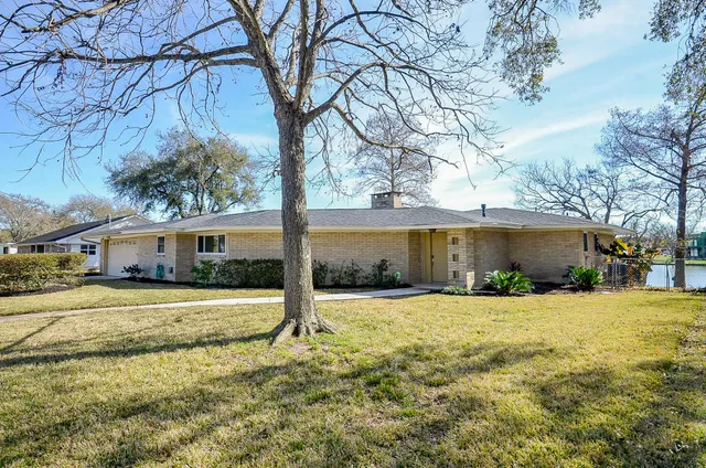 $545,000 | 414 Lakeview Drive, Sugar Land, TX 77498