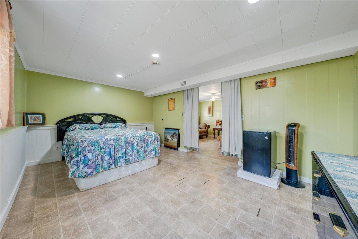 1707 Glendon Road Salem, VA 24153 - Photo 20 of 41 a bedroom with a bed and a table in it