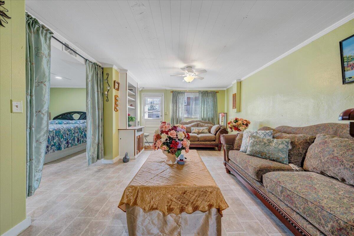 1707 Glendon Road Salem, VA 24153 - Photo 23 of 41 a living room with furniture and a large window
