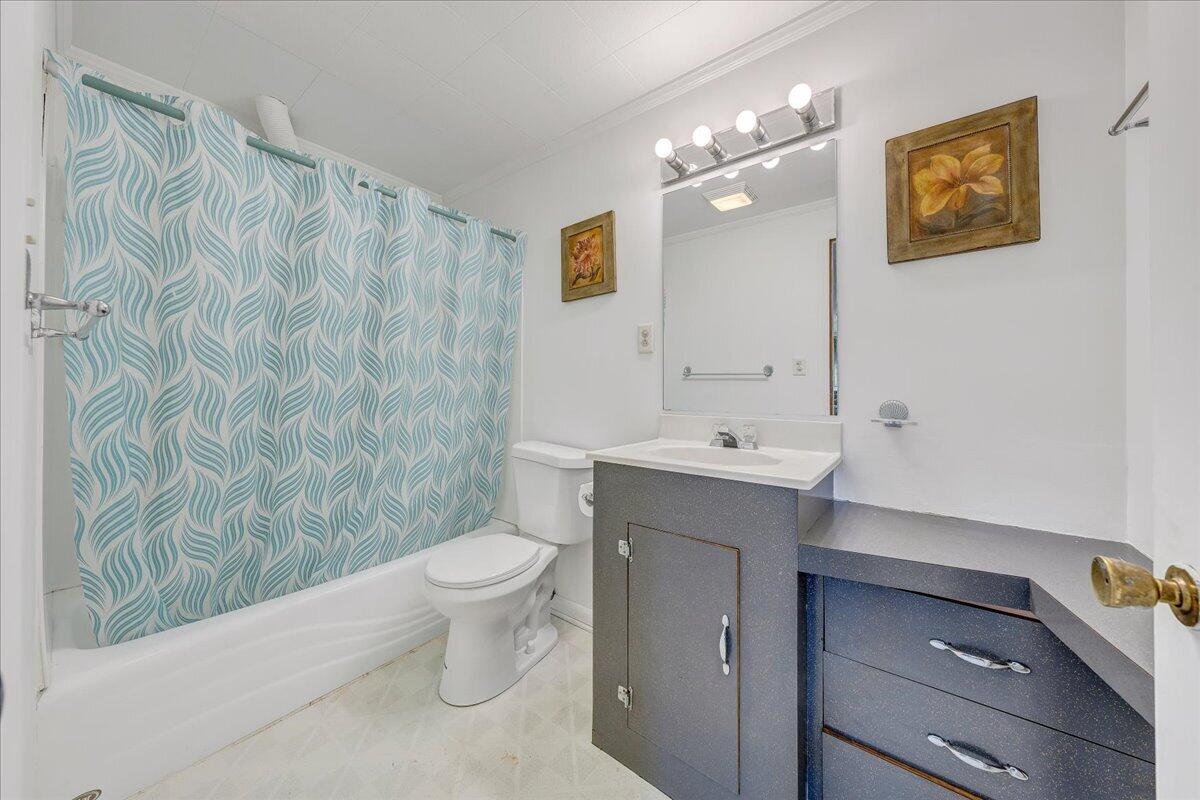 1707 Glendon Road Salem, VA 24153 - Photo 27 of 41 a bathroom with a toilet sink and mirror