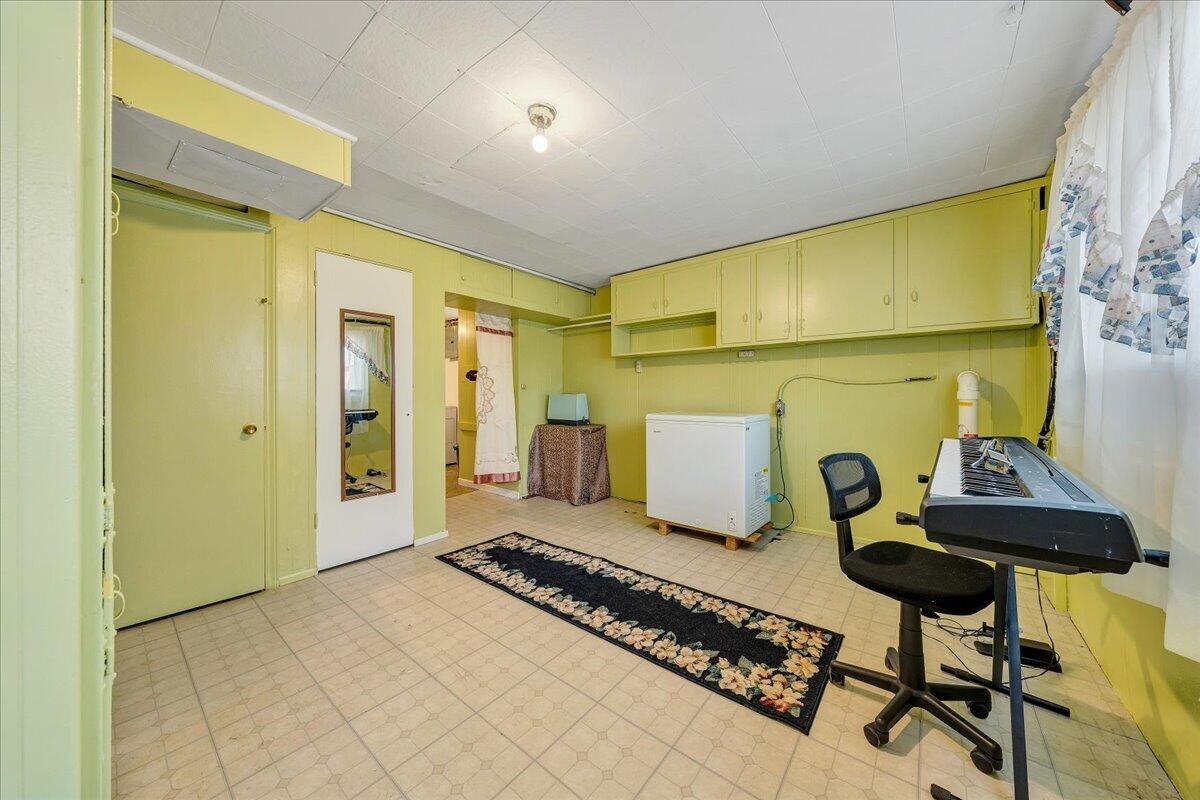 1707 Glendon Road Salem, VA 24153 - Photo 28 of 41 a living room with a table and chair
