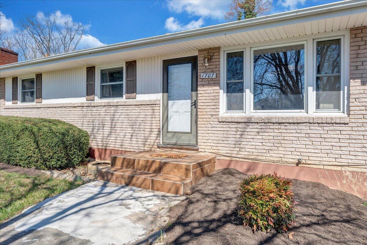 1707 Glendon Road Salem, VA 24153 - Photo 3 of 41 a view of a house with a patio