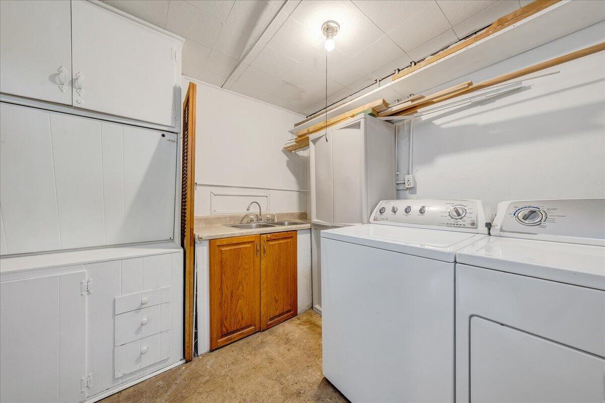 1707 Glendon Road Salem, VA 24153 - Photo 31 of 41 a utility room with dryer and washer